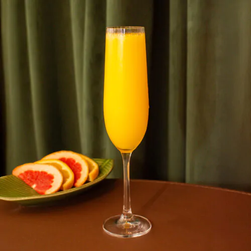 Drink Mimosa com espumante e suco de laranja servido no Bardo Company em Curitiba