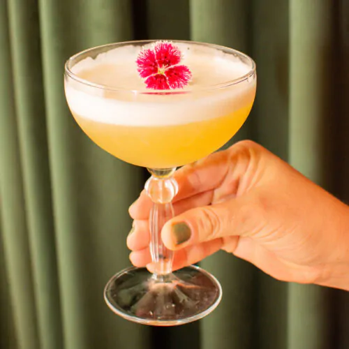 Whiskey Sour servido no Bardo Company em Curitiba
